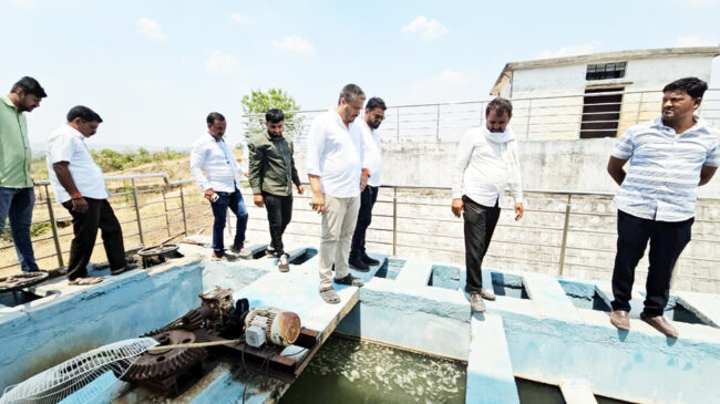 विकासकामांमध्ये राजकारण नव्हे जनहिताला प्राधान्यआ. रोहित पवार ; बसस्थानक, जिल्हा उपरुग्णालय, व्यापारी संकुलासह विविध कामांचा आढावा
