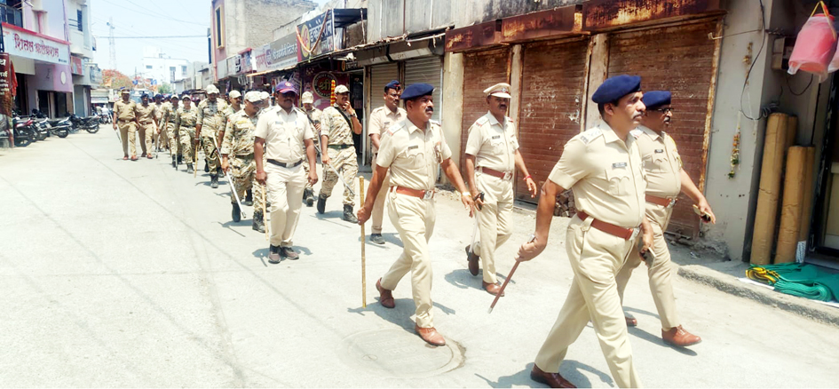 नगराध्यक्षांवरील अविश्वास ठरावाच्या पार्श्वभूमीवर कर्जतमध्ये पोलिसांचा रूट मार्च
