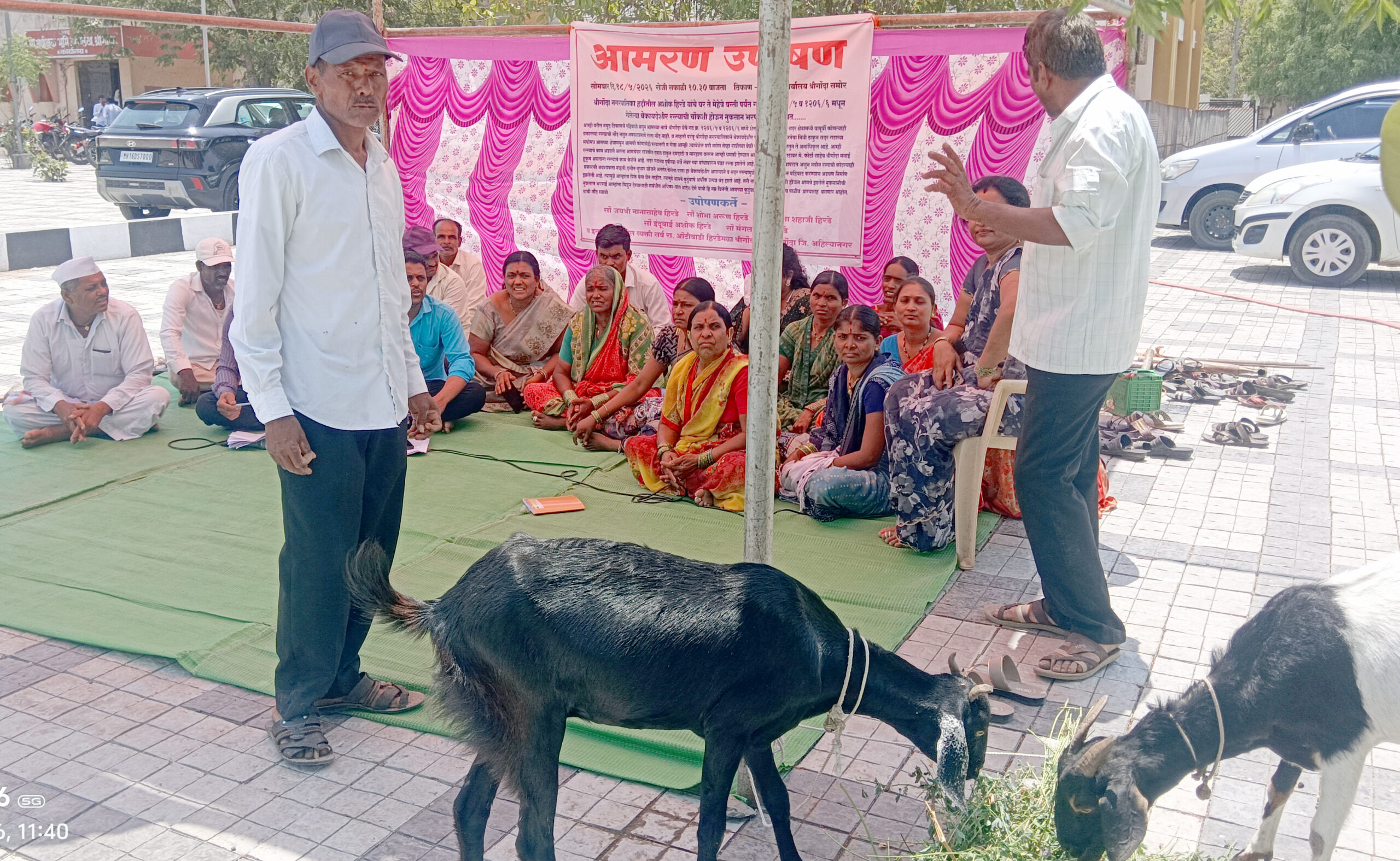 बेकायदेशीर रस्त्यामुळे शेतजमिनीचे नुकसानचौकशी व नुकसानभरपाईसाठी श्रीगोंदे तहसिलसमोर उपोषण