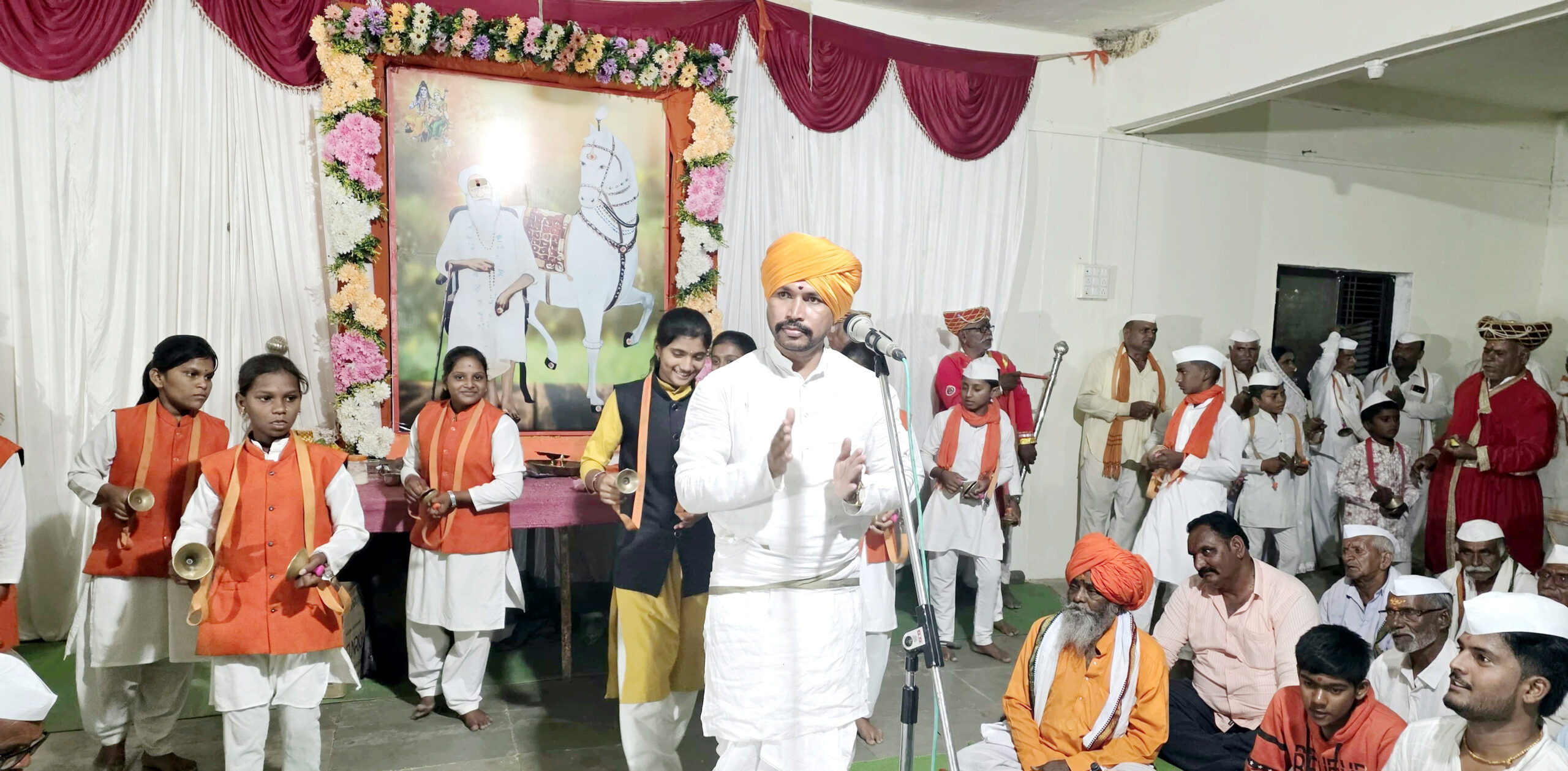 संत ईश्वर भारती महाराज समाधी सेवा हीच देवप्राप्तीचा मार्ग; बेलेश्वर संस्थान येथील हरिनाम सप्ताहात सुरेश महाराज जाधव यांचे निरूपण संत ईश्वर भारती महाराज समाधी सेवा हीच देवप्राप्तीचा मार्ग; बेलेश्वर संस्थान येथील हरिनाम सप्ताहात सुरेश महाराज जाधव यांचे निरूपण