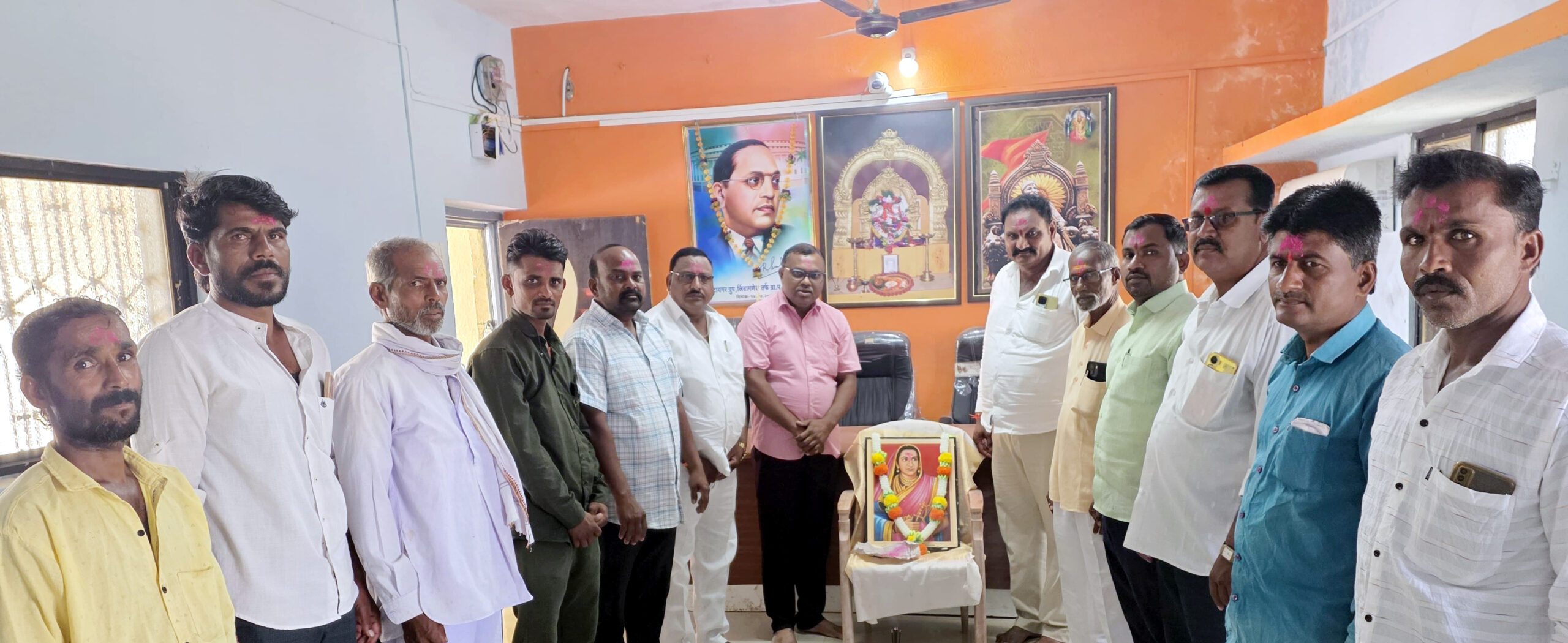 राजमाता जिजाऊंना पुण्यतिथी निमित्त लिंबागणेश ग्रामपंचायत कार्यालयात विनम्र अभिवादन राजमाता जिजाऊंना पुण्यतिथी निमित्त लिंबागणेश ग्रामपंचायत कार्यालयात विनम्र अभिवादन