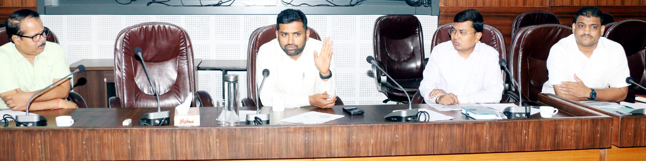 वृक्ष लागवडीसाठी जमिनीच्या उपलब्धतेचे काटेकोर नियोजन करावे-जिल्हाधिकारी विवेक जॉन्सनबीड जिल्ह्यात 29.50 लक्ष रोपे तयार‘एक शाळा, एक विद्यार्थी, एक झाड’ उपक्रम300 कोटी वृक्षारोपणासाठी प्रशासनाची जय्यत तयारी