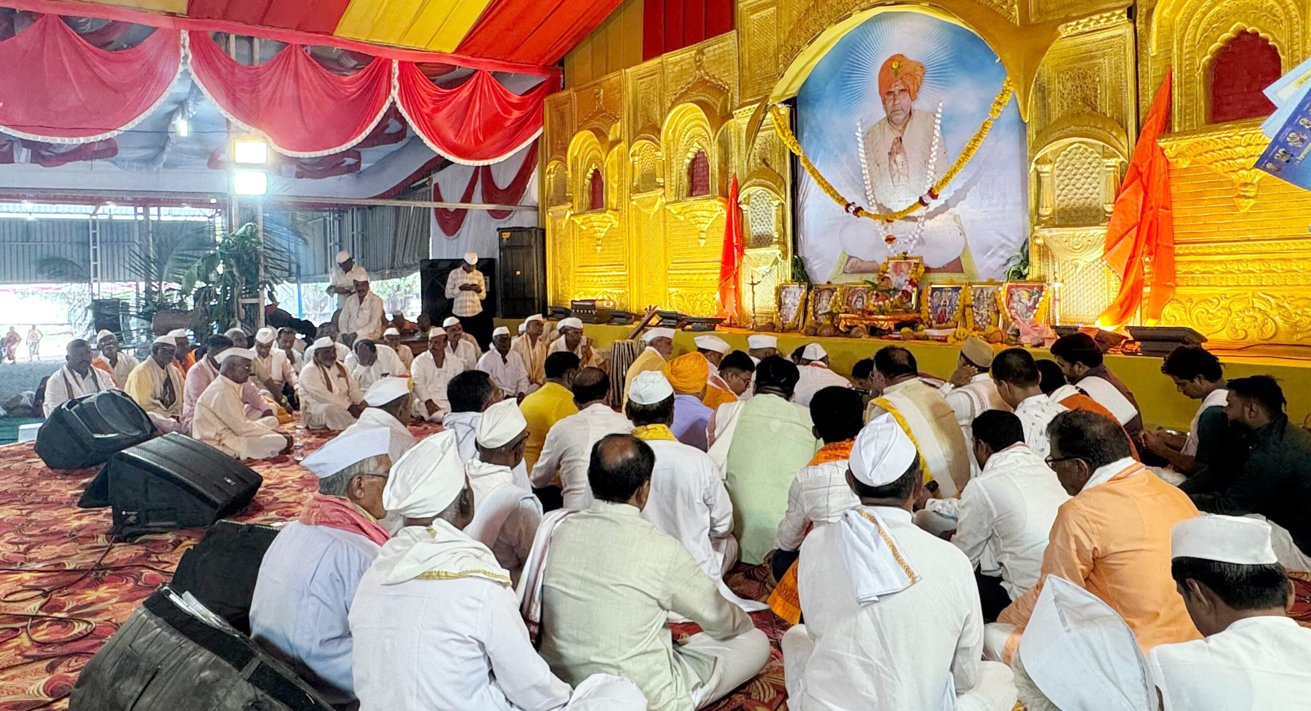 श्री क्षेत्र चाकरवाडी येथे अखंड हरिनाम सप्ताहाचा मंगलमय प्रारंभसंत-महंतांच्या उपस्थितीत विधिवत पूजन; हजारो भाविकांची पालखी व ग्रंथ मिरवणुकीत सहभाग