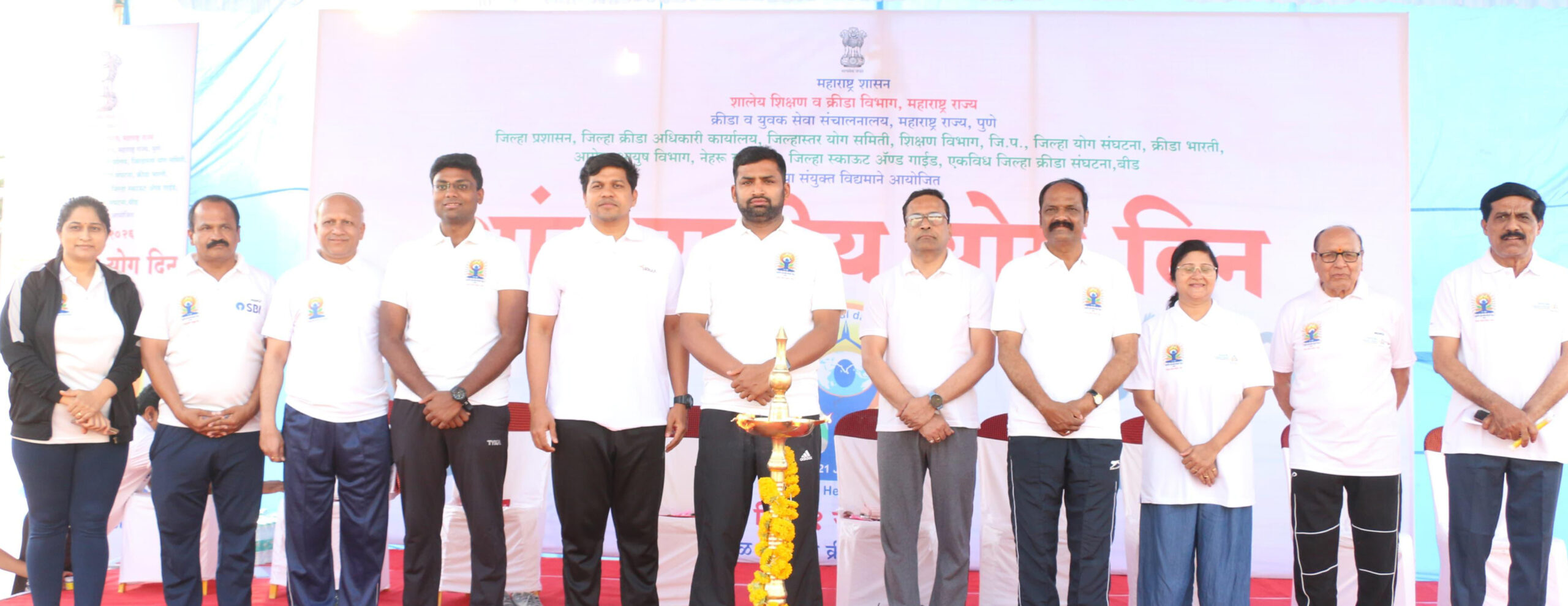 बीड येथे आंतरराष्ट्रीय योग दिन उत्साहात साजरातरुणांनी शारीरिक व मानसिक आरोग्यासाठी दैनंदिन जीवनात योगाचा अवलंब करावा – जिल्हाधिकारी विवेक जॉन्सन