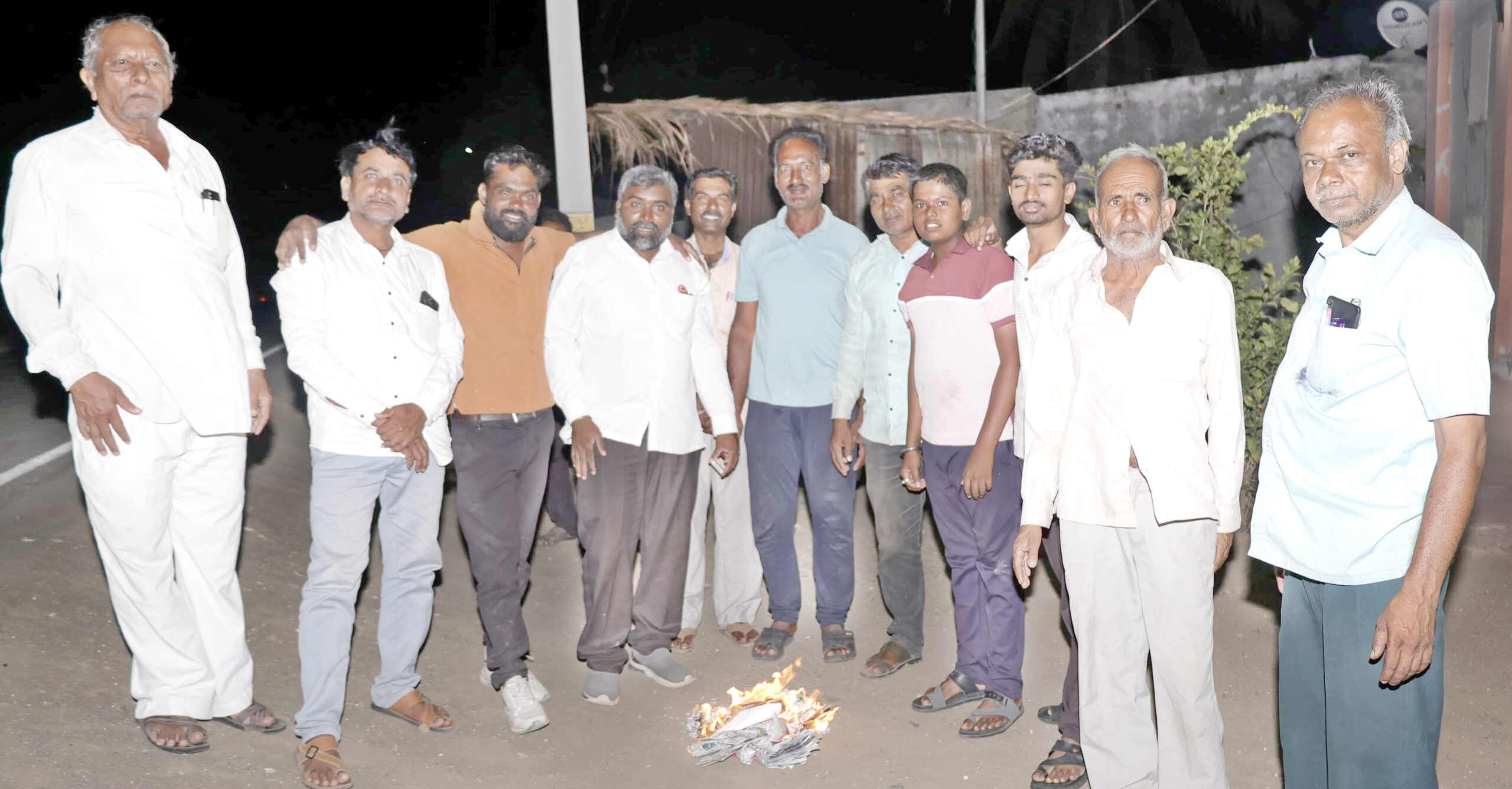 कर्जमुक्ती योजनेच्या शासन निर्णयाची होळीदेवळाली प्रवरामध्ये शेतकरी संघटनेचा निषेध