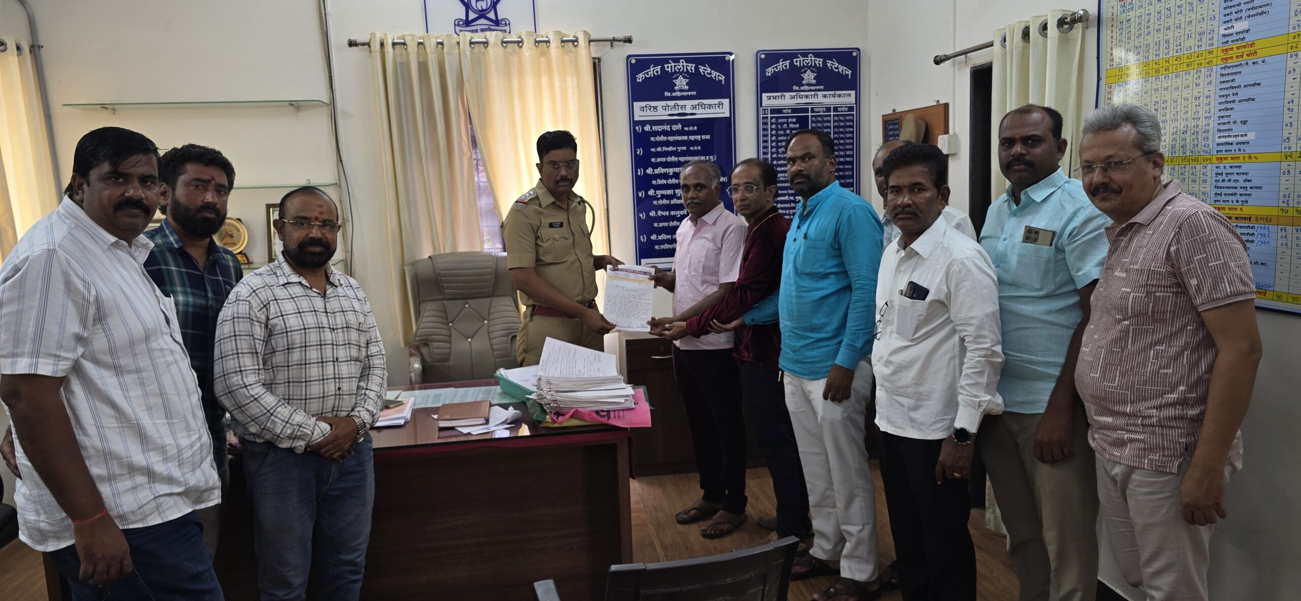 कर्जत शहरातील गुंडगिरी मोडून काढाव्यापारी असोसिएशनचे पोलिसांना निवेदन