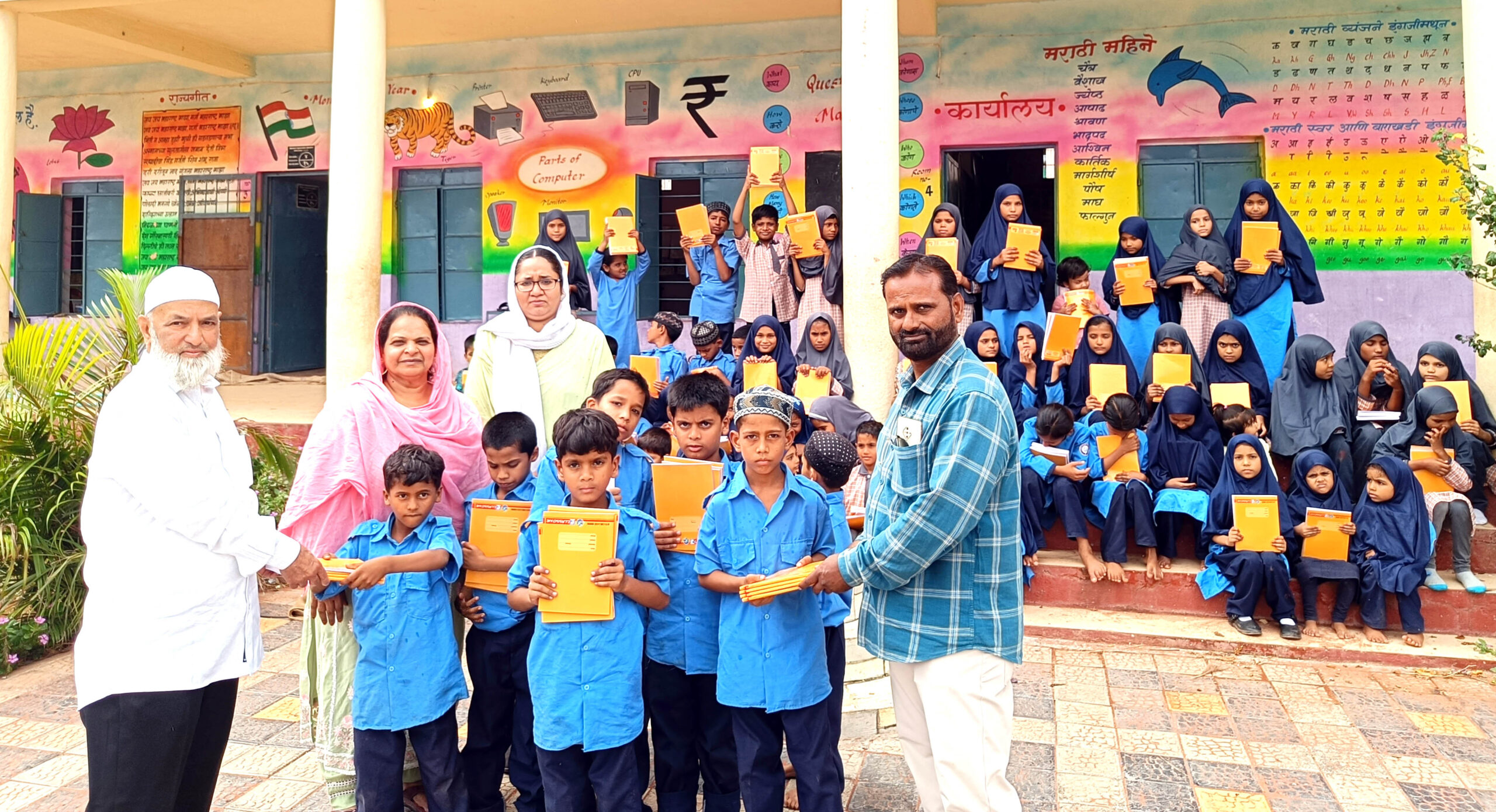 मोहरम निमित्त शहरात विद्यार्थ्यांना वह्या वाटप; शफी हज टुर्स आणि सामाजिक संस्थांचा पुढाकार