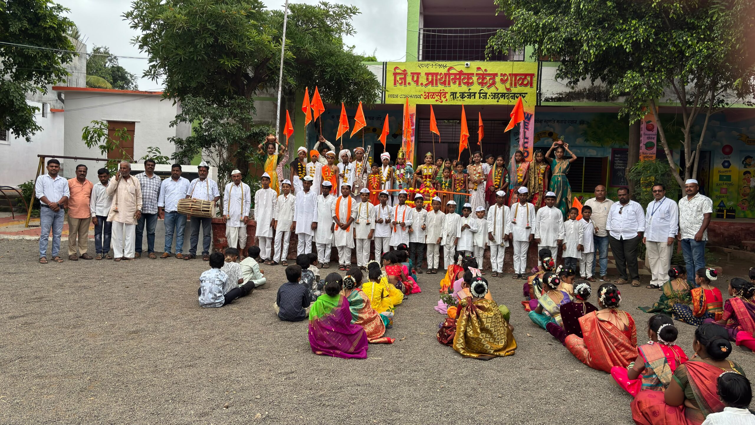 अळसुंदे शाळेच्या बालदिंडीचा भक्तिमय जागर; टाळ-मृदंगाच्या गजरात बालवारकऱ्यांनी दिलेला मानवतेचा संदेश