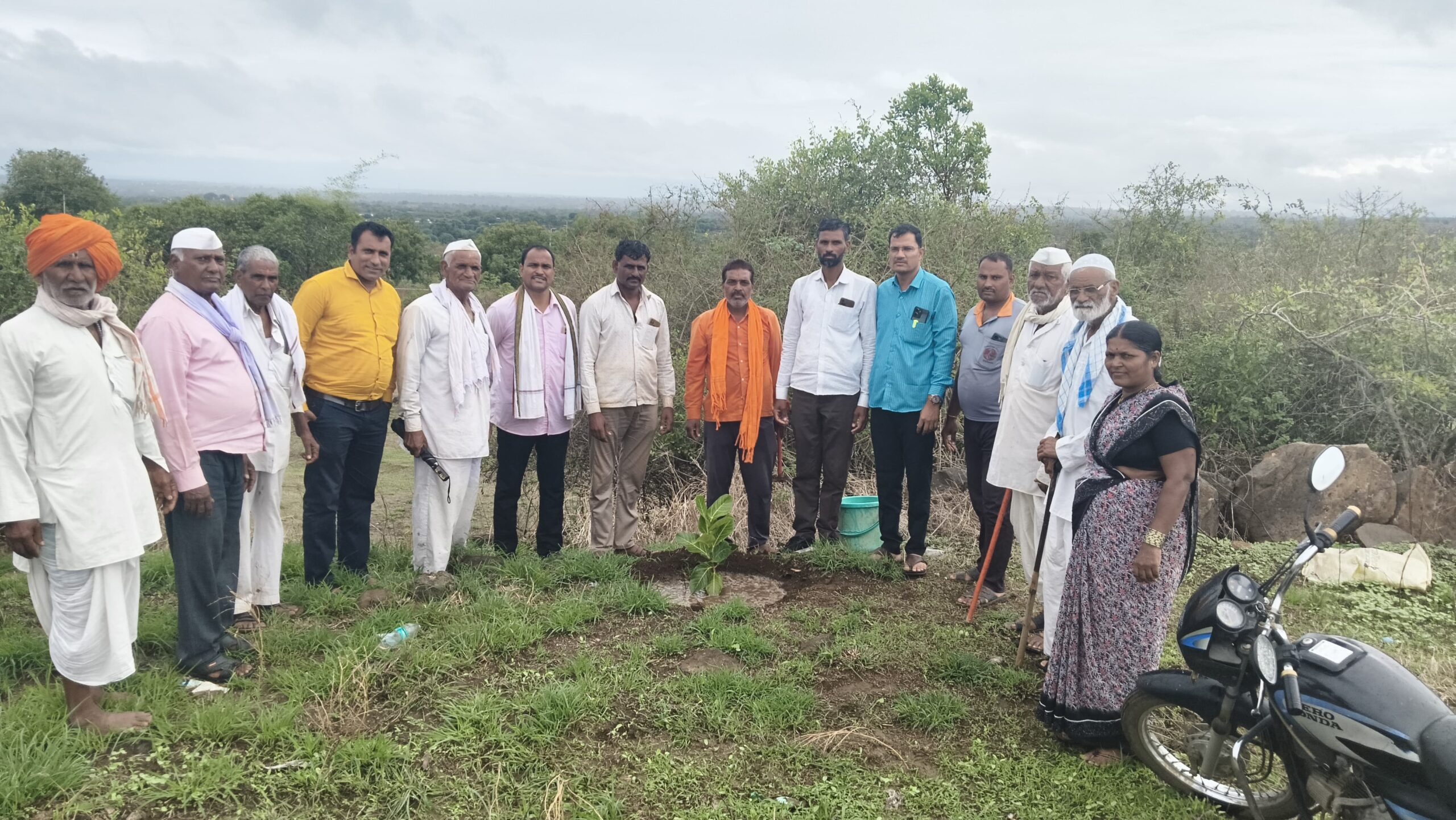 पत्रकार अमजद शेख यांचा अनोखा वाढदिवस2,100 झाडांची लागवड करून दिला पर्यावरण संवर्धनाचा संदेश