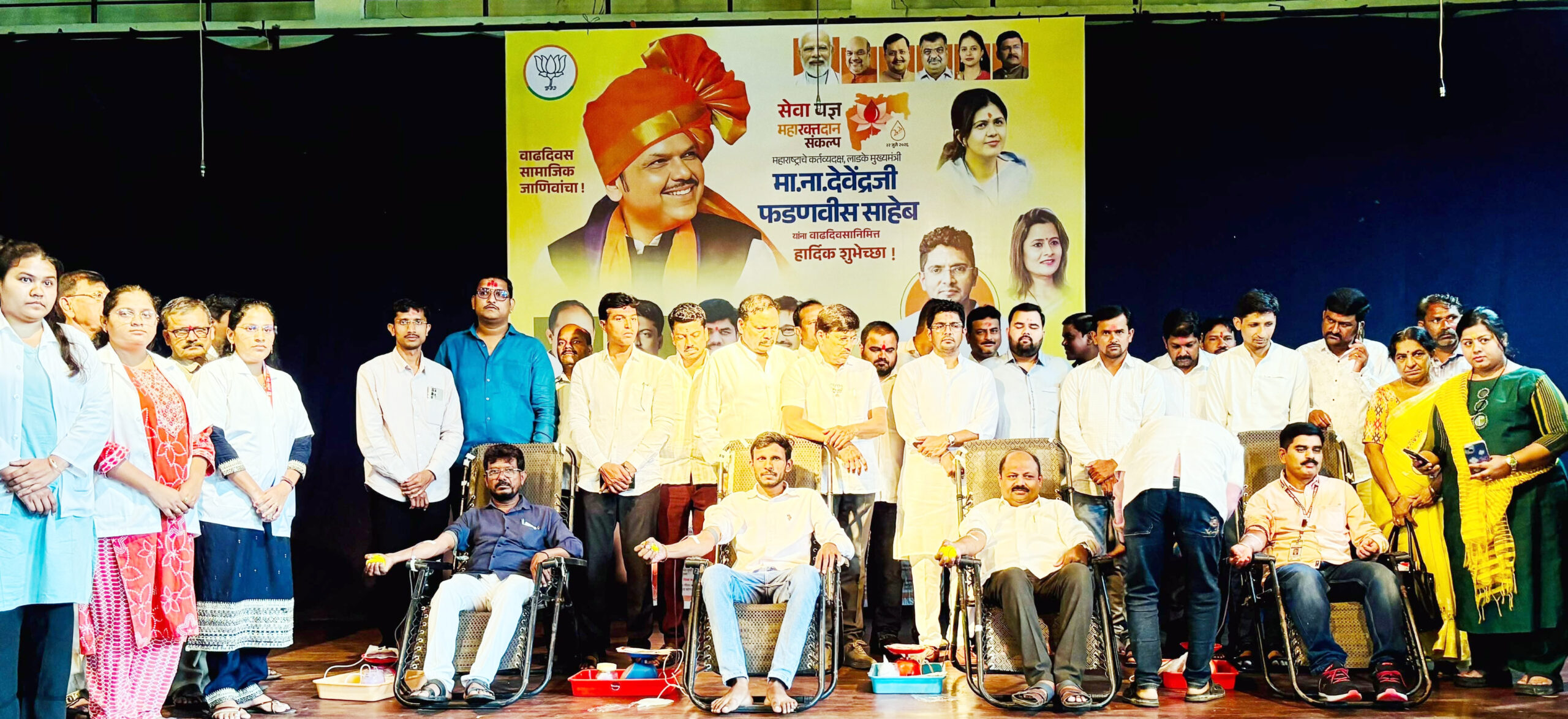 मुख्यमंत्री फडणवीस यांच्या वाढदिवसानिमित्त बीडमध्ये भाजपचे रक्तदान महाशिबिरडॉ. योगेश क्षीरसागर यांच्या हस्ते रक्तदान शिबिराचे उद्घाटन