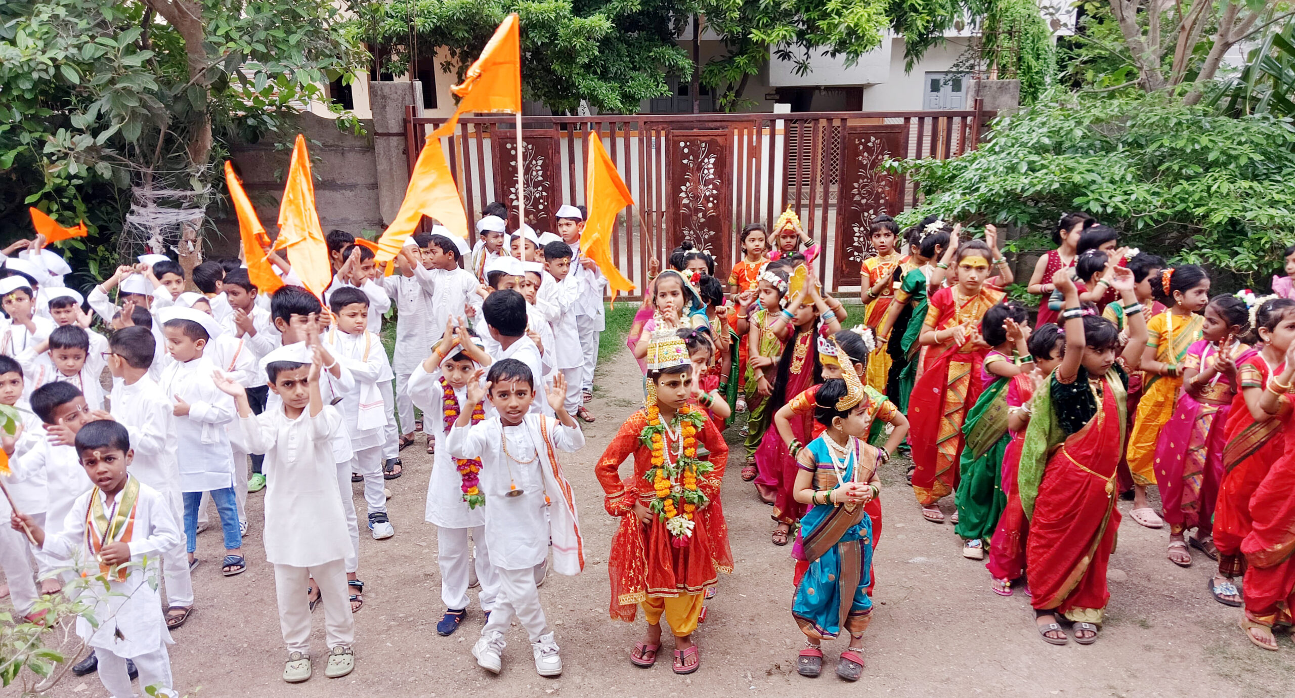 ८०० बाल वारकर्‍यांचे नयनरम्य रिंगण, सहावीच्या चिमुकल्यांचे अभ्यासपूर्ण कीर्तन; माइलस्टोन स्कूलच्या मैदानावर अवतरली पंढरी!