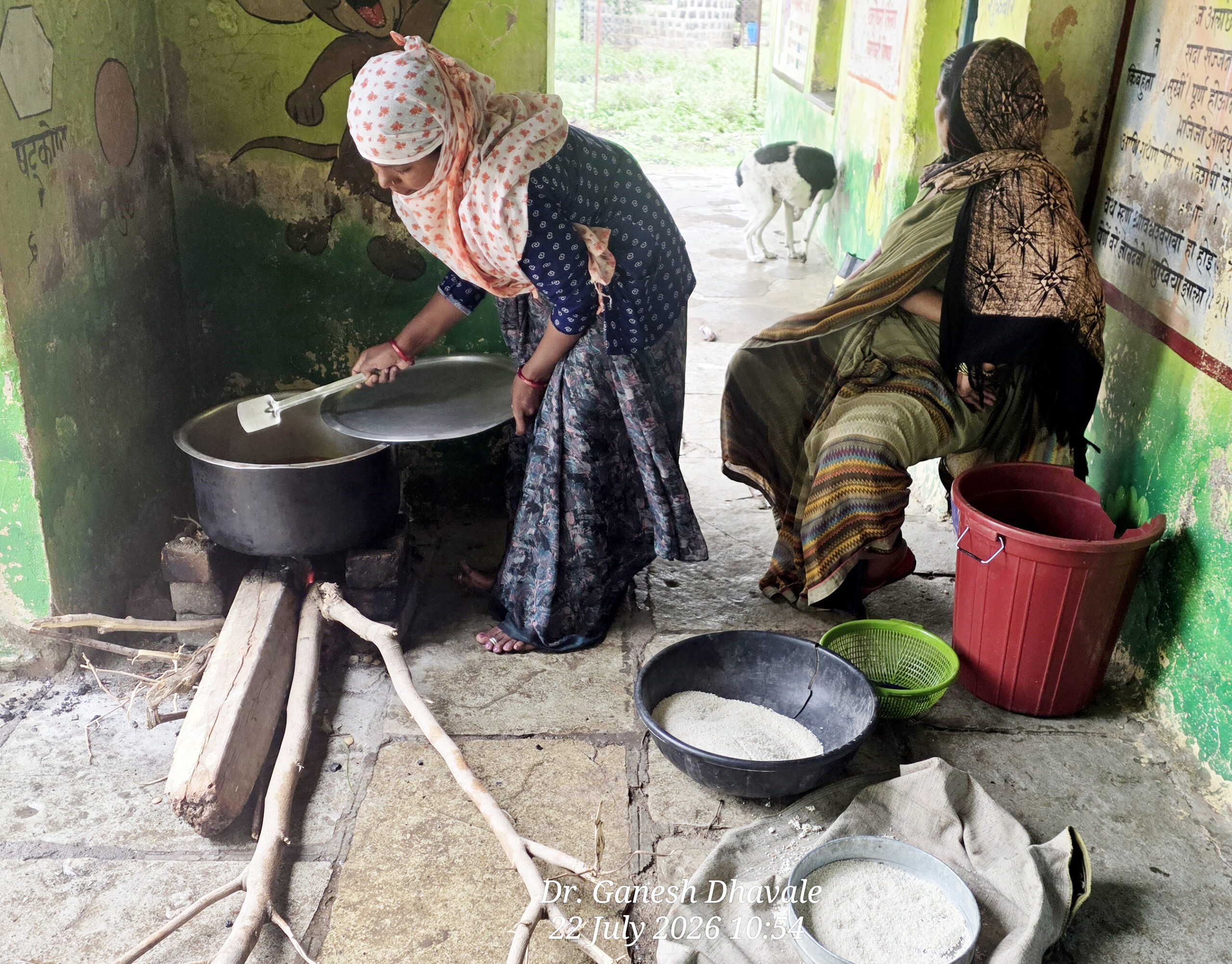 शालेय पोषण आहाराला गॅस टंचाईची झळ; ग्रामीण भागातील शाळांमध्ये चुलीवर स्वयंपाक