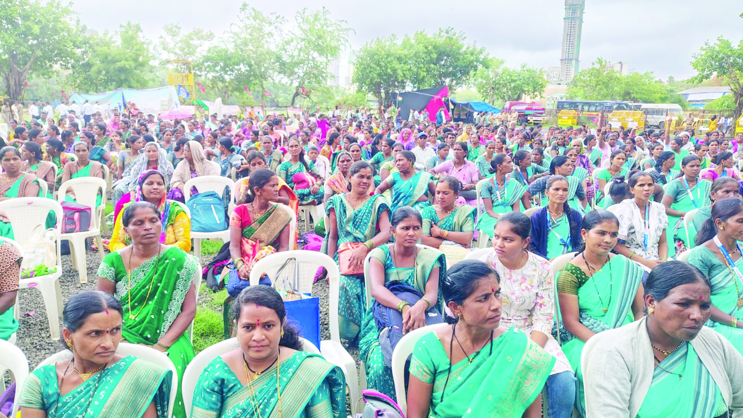हजारो आदिवासी महिलांचे धरणे आंदोलन ‘पेसा ग्रामसभा मोबिलायझर्सची’ पदे कमी करण्याचा निर्णय रद्द करण्याची मागणी