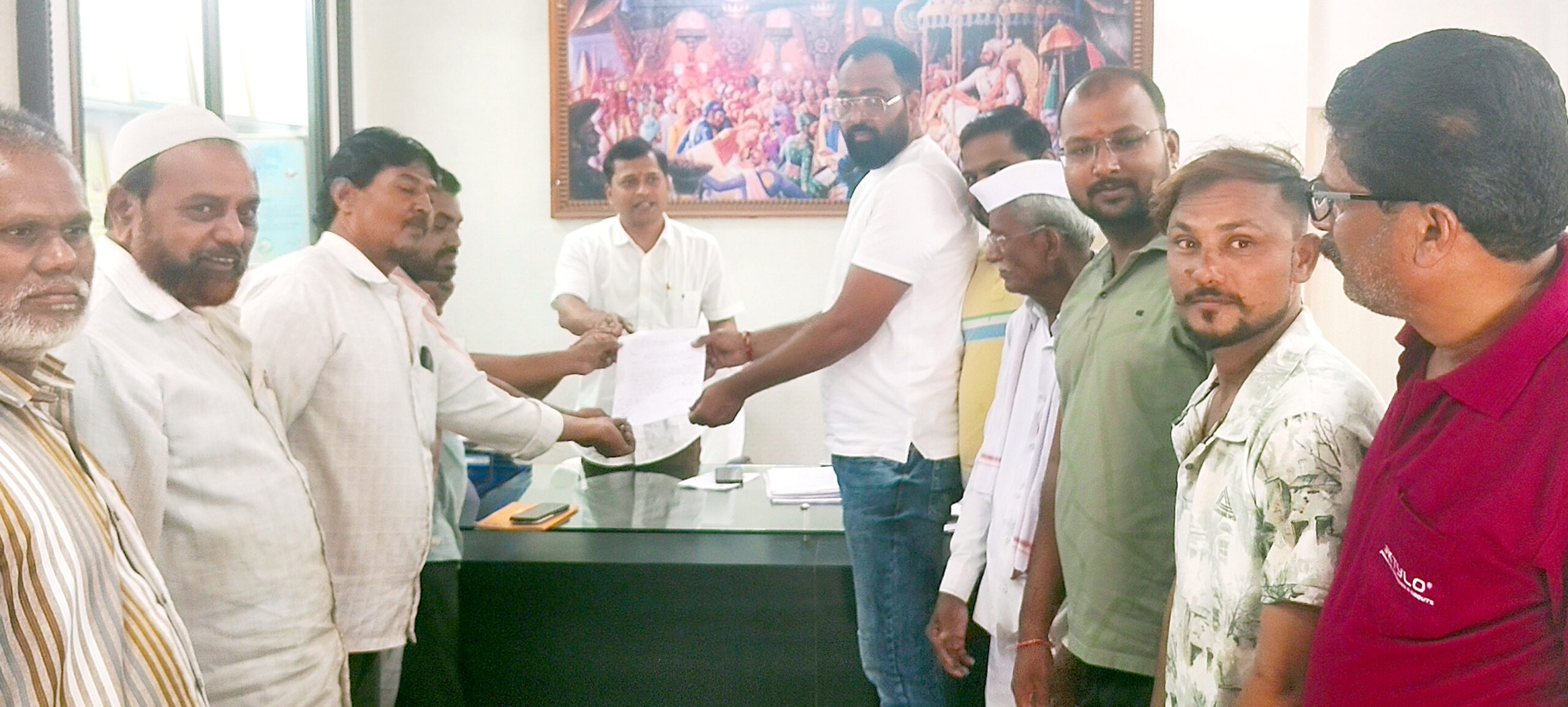 भाडेवाढीविरोधात व्यापाऱ्यांचे देवळाली प्रवरा नगरपालिकेस निवेदन