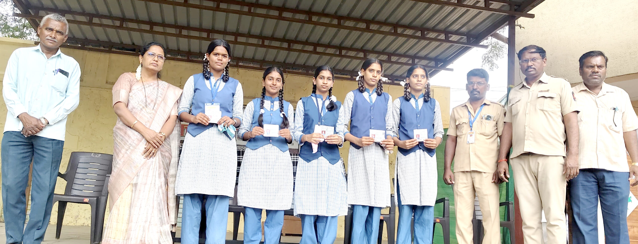   मोफत बस पासचे कन्या विद्यालयात वितरण