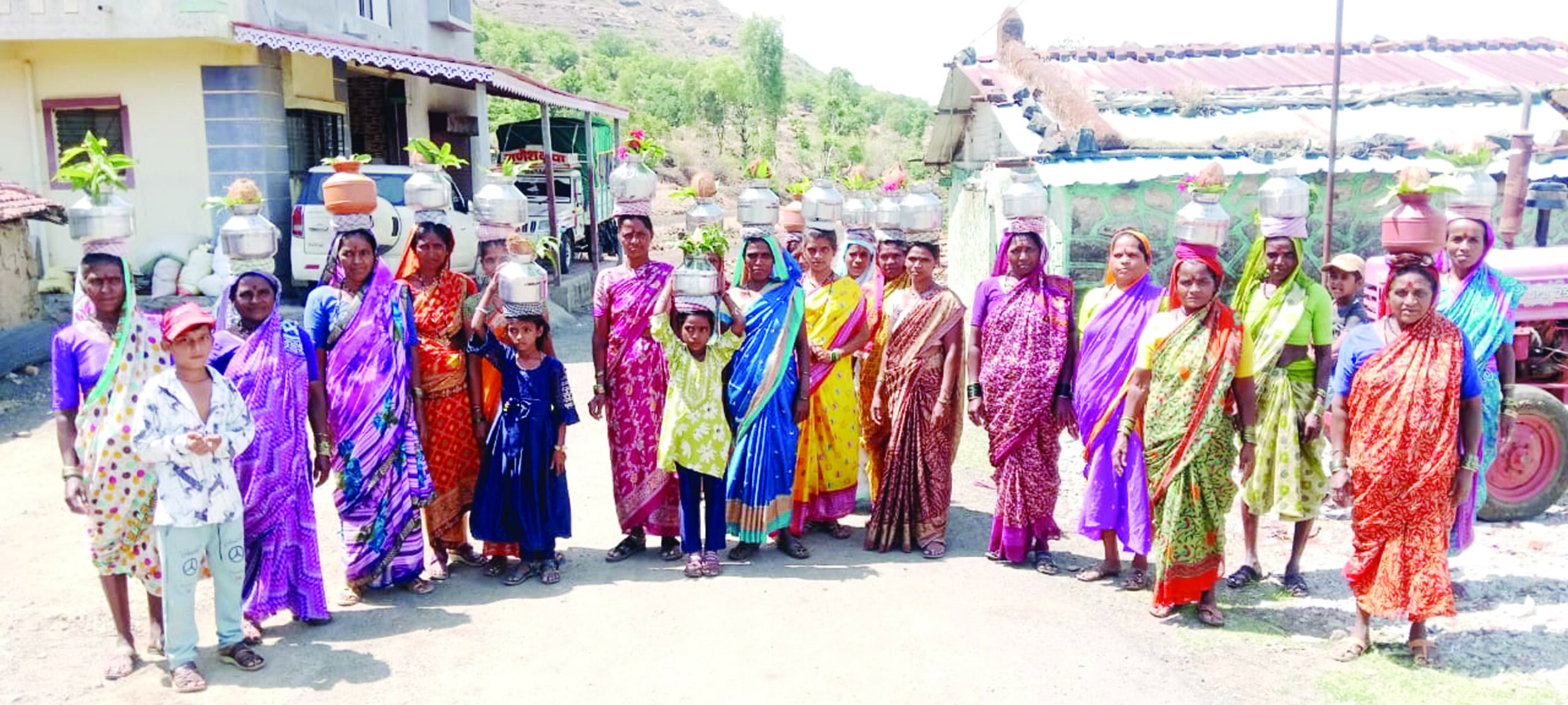 एकदरेत पावसासाठी महिलांचे महादेवाला साकडेभजन, पूजा व अभिषेक करून वरुणराजाला प्रार्थना