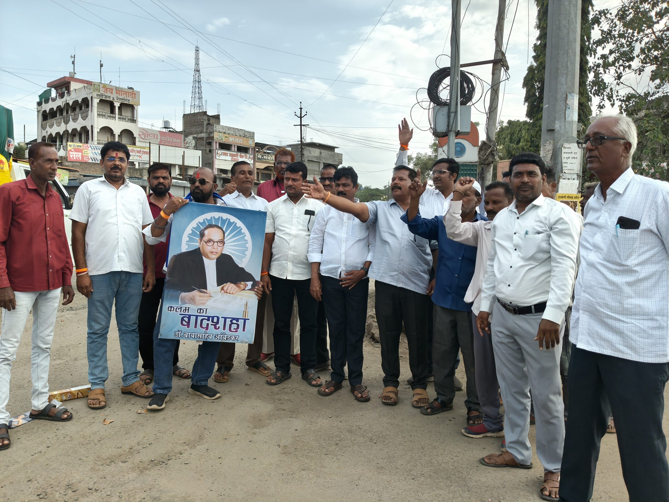 धर्मेंद्र प्रधानांच्या घोषणेनंतर शेवगावात जल्लोष; क्रांती चौकात फटाक्यांची आतषबाजी करत कार्यकर्त्यांची जोरदार घोषणाबाजी