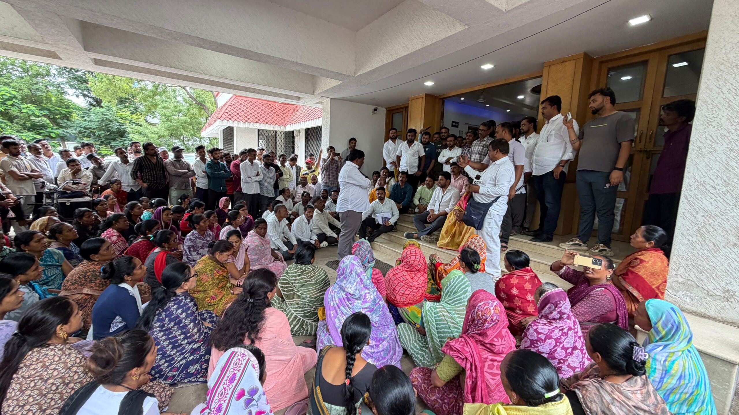 आरोपींच्या घरावर जेसीबी चालवणारगुन्हेगारांना मुभा नाही; शिर्डी खून प्रकरणात माजी खा. विखेंचा इशारा