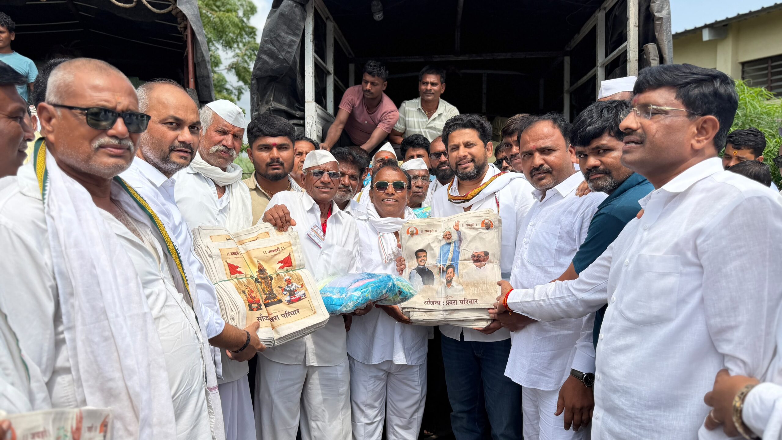 वारकऱ्यांचे आशीर्वाद हीच आमची संपत्तीडॉ. सुजय विखे पाटील ; ‘जनसेवा’च्या माध्यमातून हजारो रेनकोट व बॅगचे वाटप