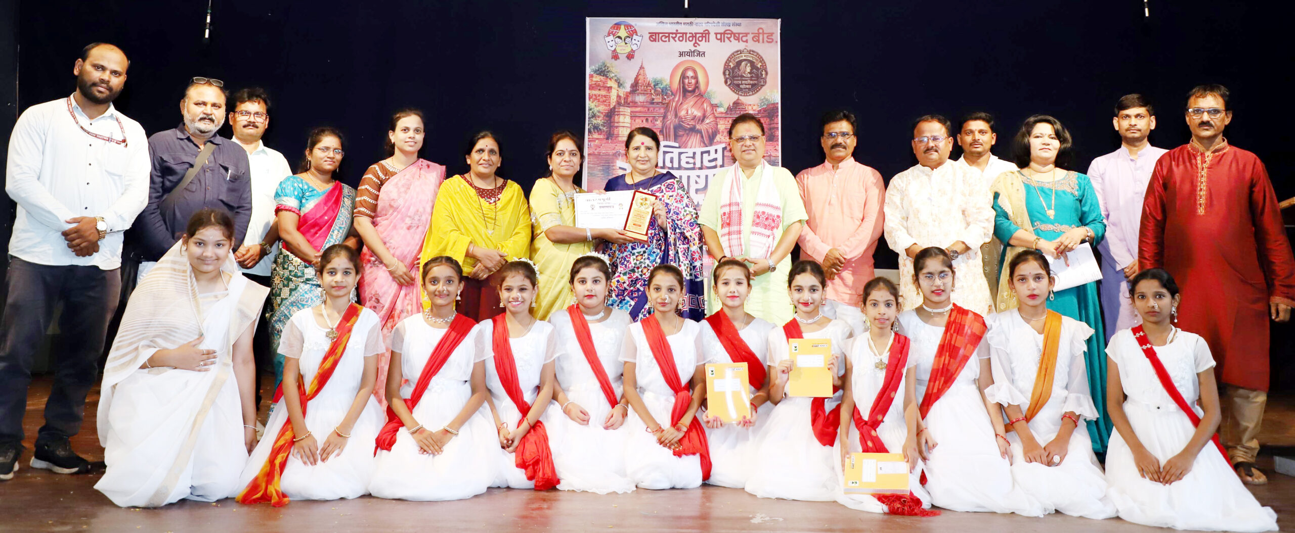 प्रमिलादेवी पाटील महाविद्यालयात लोकमान्य टिळक व अण्णाभाऊ साठे यांना अभिवादन; वाचन-लेखन व वृक्षारोपण उपक्रम उत्साहात