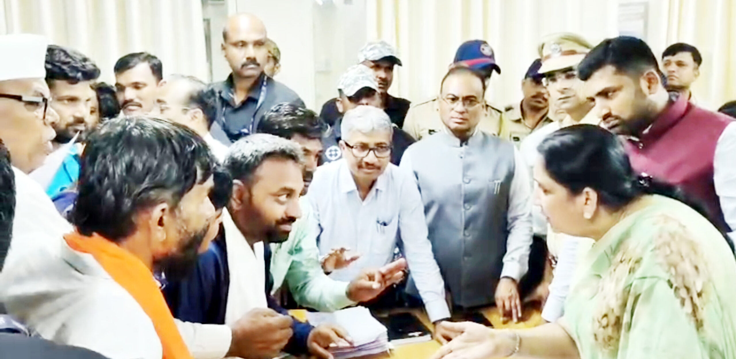पीक विमा व सरसकट कर्जमाफीसाठी शेतकरी हक्क मोर्चाचा लढा सुरूच; पालकमंत्री सुनेत्रा पवार यांना विविध मागण्यांचे निवेदन