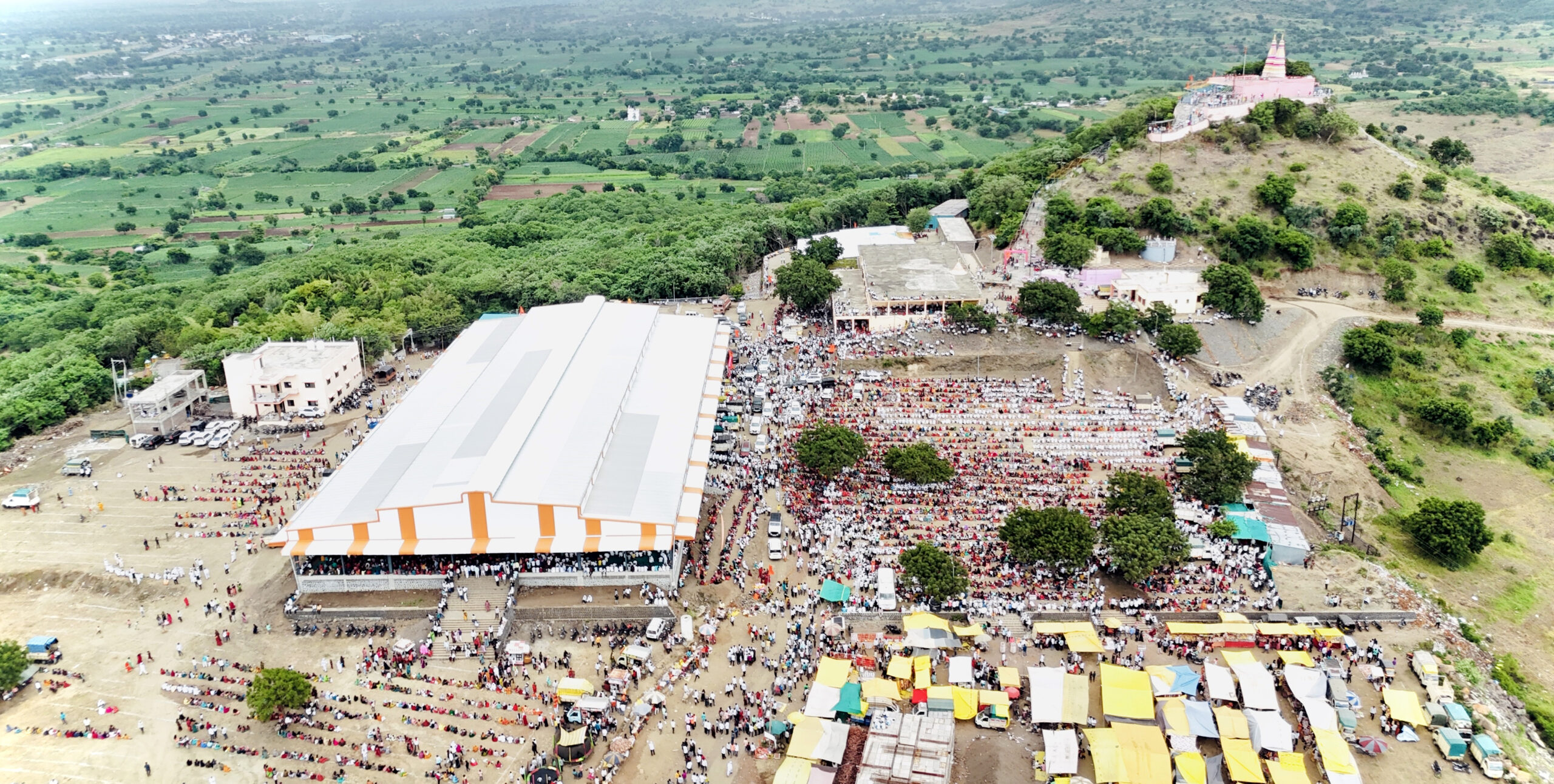 गोरक्षनाथ टेकडी येथे सप्ताह सांगता प्रसंगी लाखोंचा जनसागर; किसान बाबा व नवनाथ बाबांंसारखे गुरु-शिष्य पुन्हा होणे नाही – ह.भ.प. संजय महाराज पाचपोर