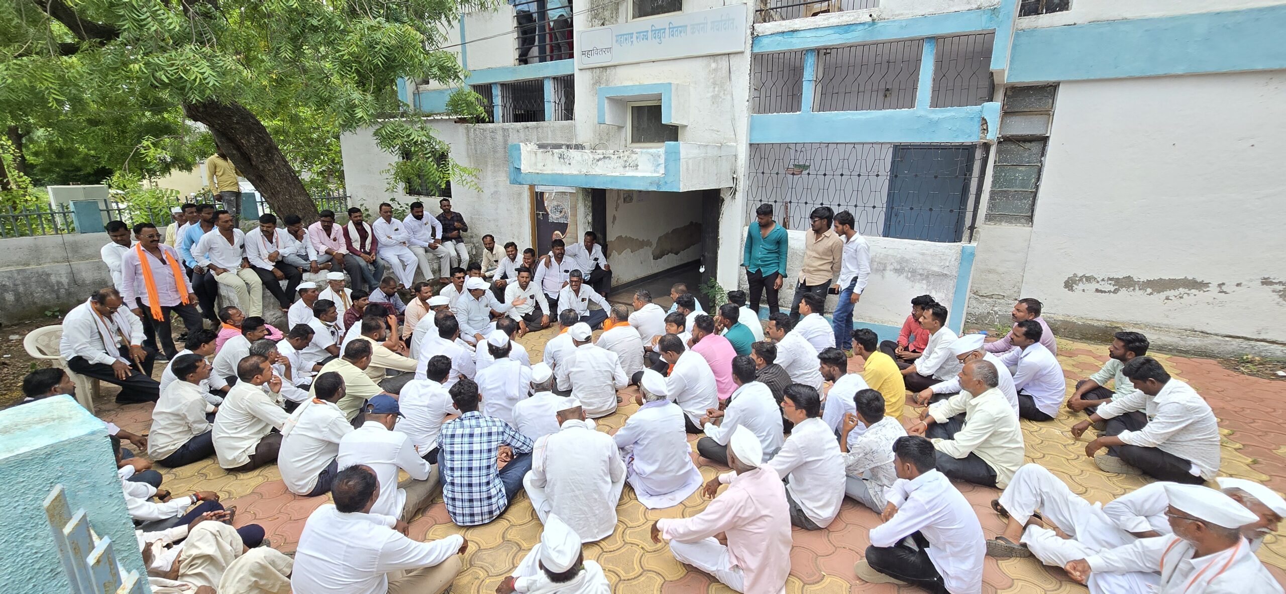 कर्जतमध्ये महावितरणवर शेतकऱ्यांचा मोर्चा