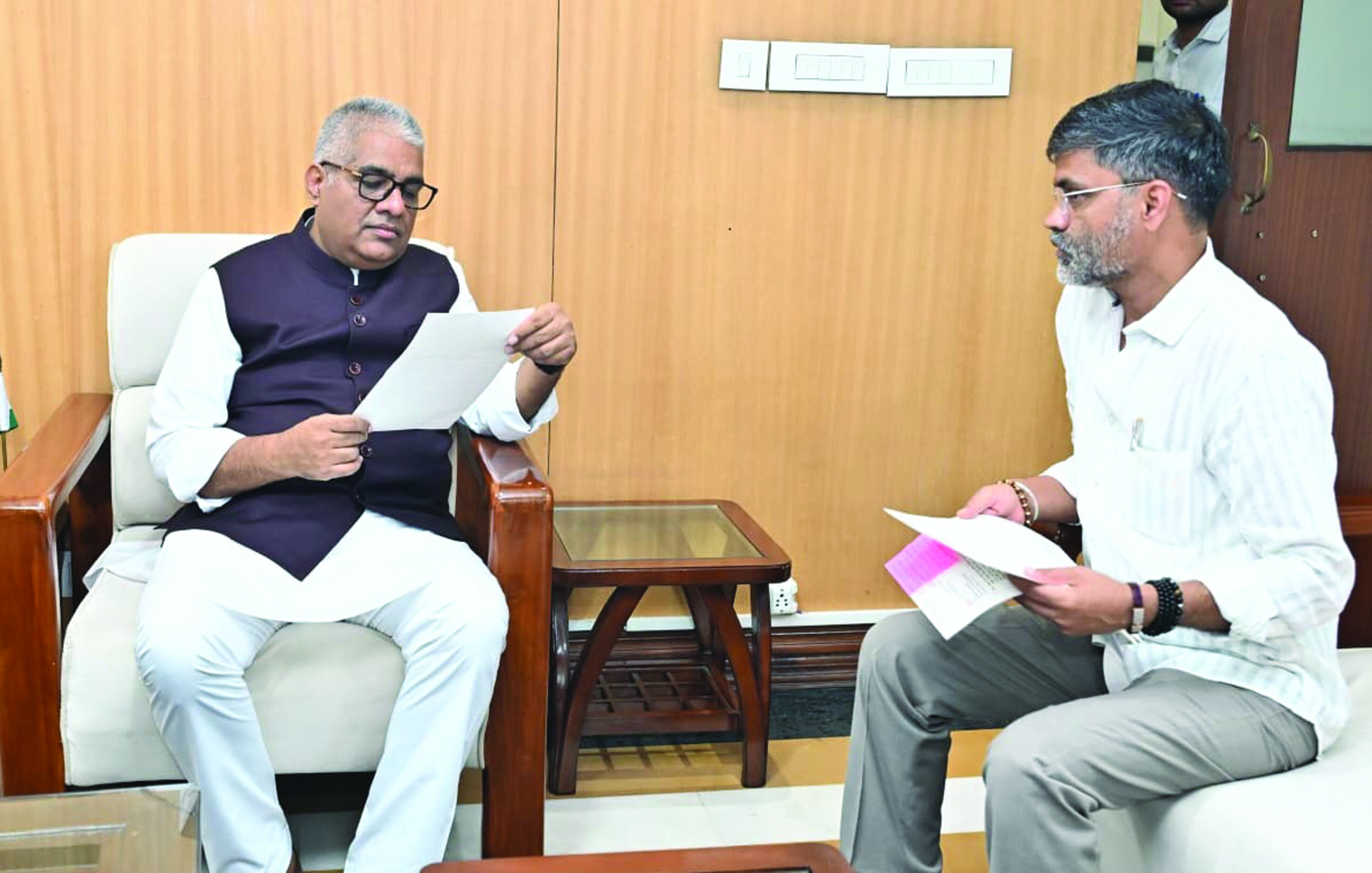 पुणे-अहिल्यानगर रेल्वेमार्गाचे अंतिम स्थान सर्वेक्षण पूर्ण; संभाजीनगर-अहिल्यानगर मार्गाच्या सर्वेक्षणालाही मंजुरी पुणे-अहिल्यानगर रेल्वेमार्गाचे अंतिम स्थान सर्वेक्षण पूर्ण; संभाजीनगर-अहिल्यानगर मार्गाच्या सर्वेक्षणालाही मंजुरी