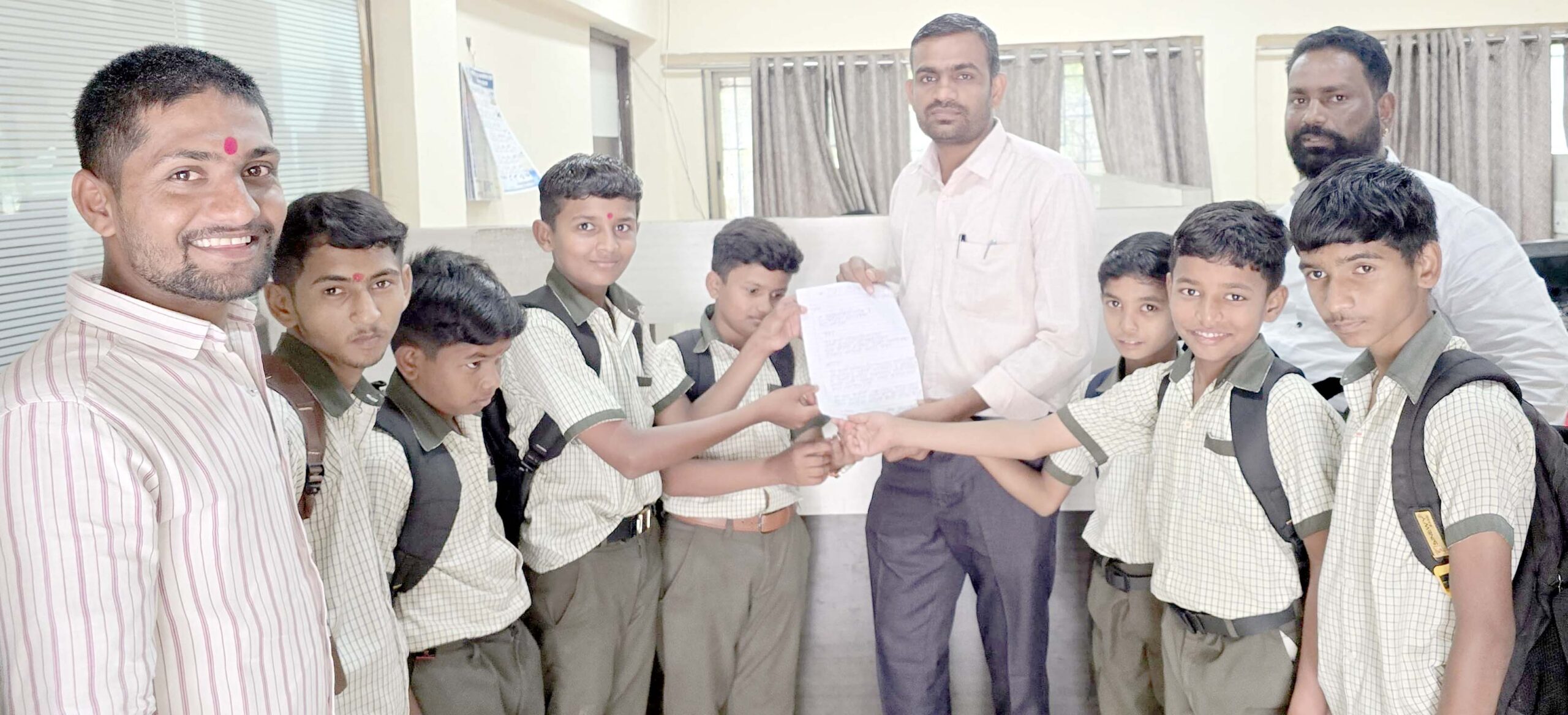 सांडपाण्याच्या प्रश्नासाठी चिमुकले थेट नगरपरिषदेत; अस्वच्छतेमुळे विद्यार्थ्यांच्या आरोग्याला धोका
