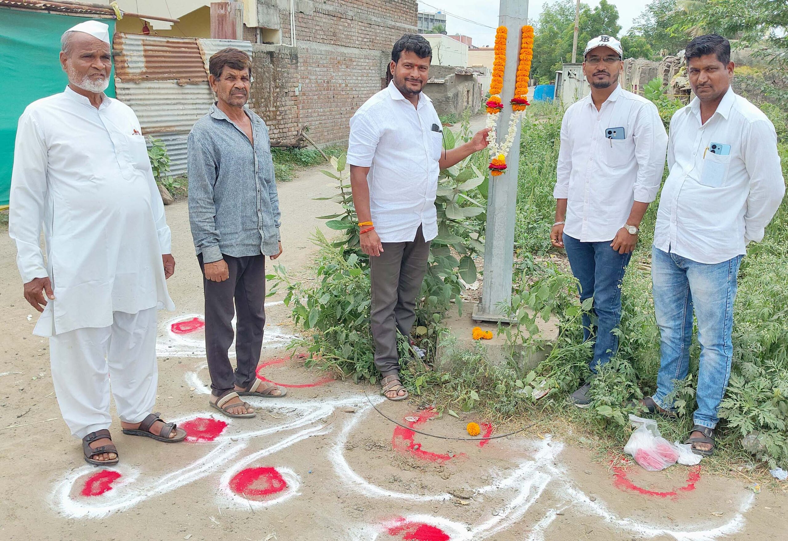 बंद पथदिव्यांचा ‘सन्मान’; शेवगावमध्ये गांधीगिरी रांगोळी काढून व हार घालून पथदिव्यांचा सत्कार; नागरिकांत रोष
