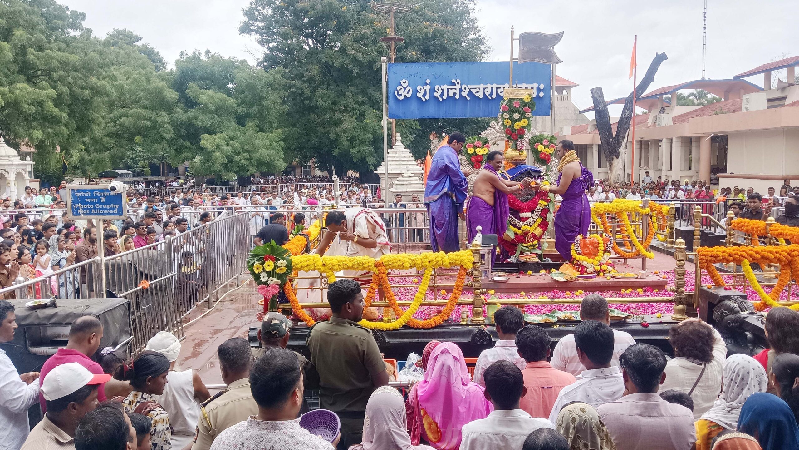 तिसऱ्या श्रावण शनिवारी शनिशिंगणापूर येथे भक्तांची मांदियाळी; हजारो भाविकांनी घेतले शनिदेवाचे दर्शन