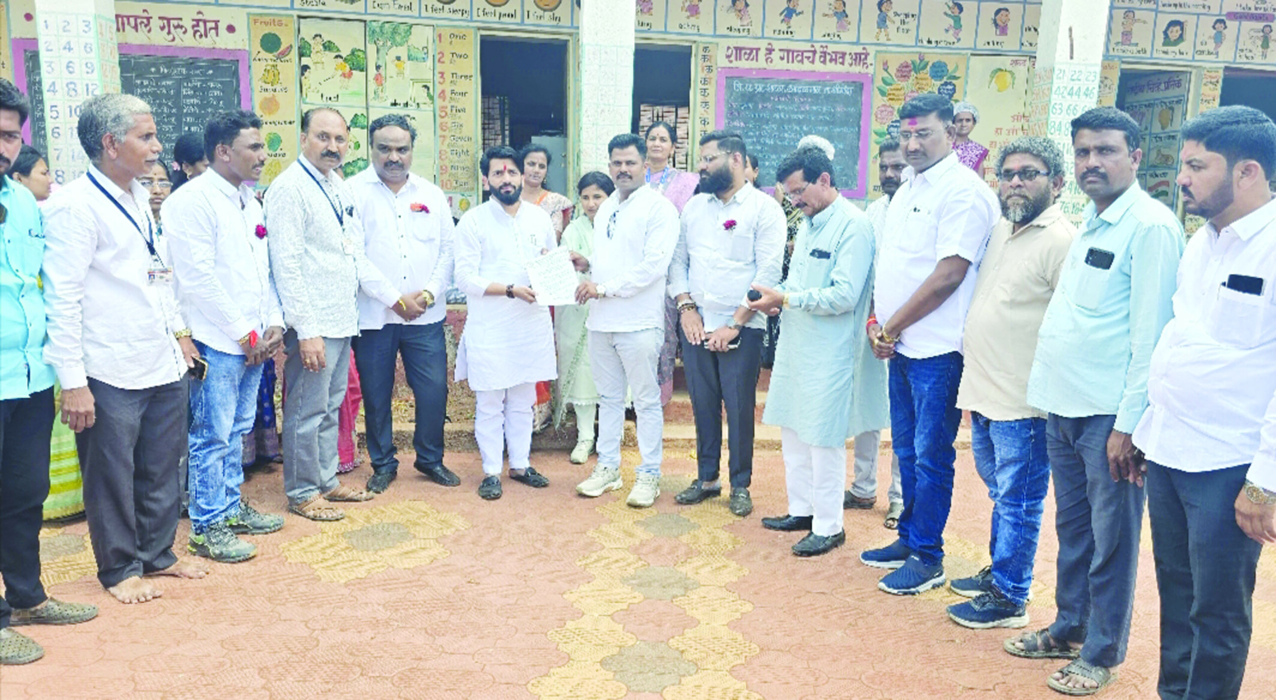 आमदार विक्रम पाचपुतेंकडून आढळगाव परिसरातील शाळांची पाहणी; विद्यार्थ्यांशी साधला संवाद