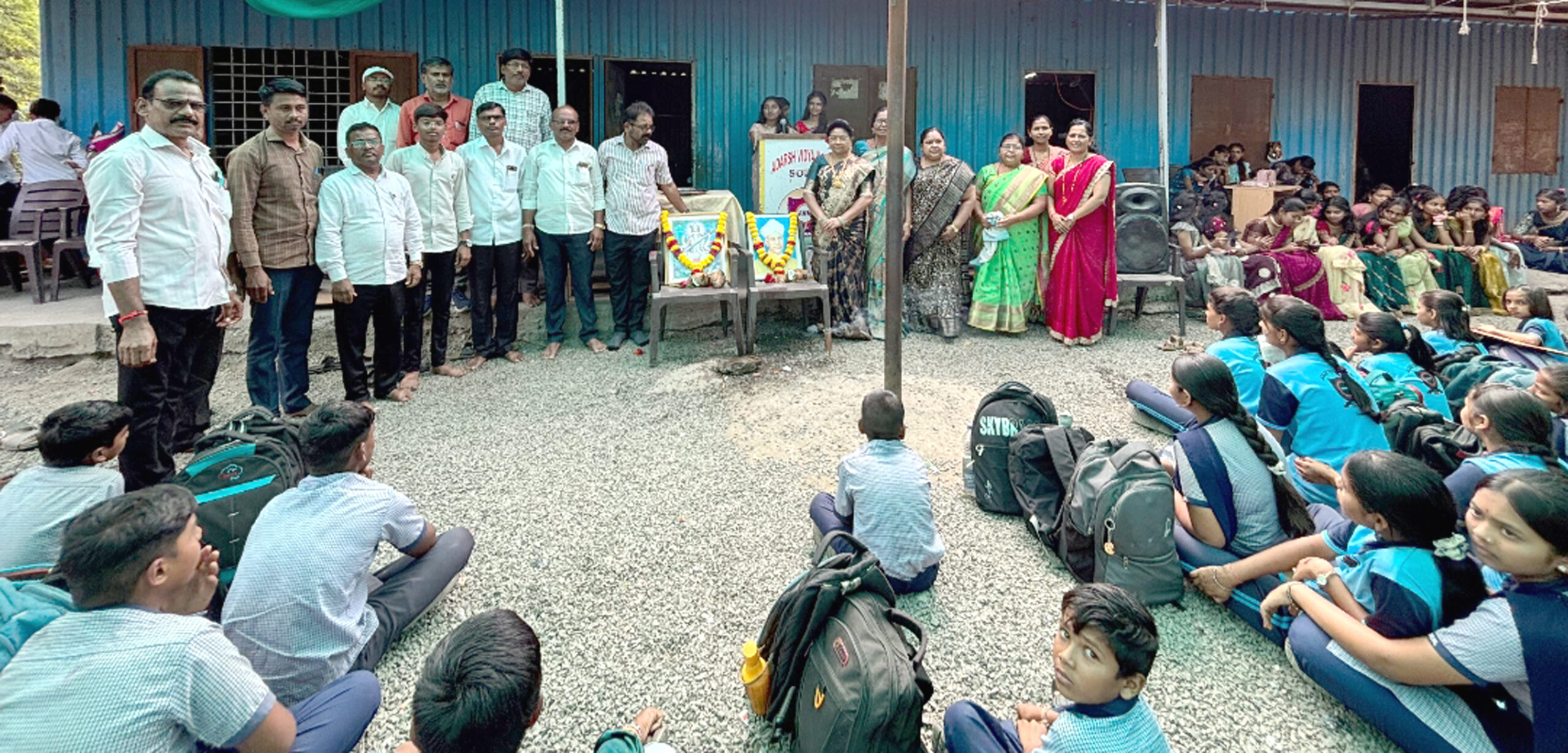 आदर्श विद्यालयात शिक्षक दिन उत्साहात; विद्यार्थ्यांकडून शिक्षकांचा भावपूर्ण सत्कार